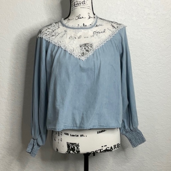 21- Zara EUC Light Blue Long Sleeve To w/ Lace Collar Size Small Pit to pit 21” - Picture 1 of 3